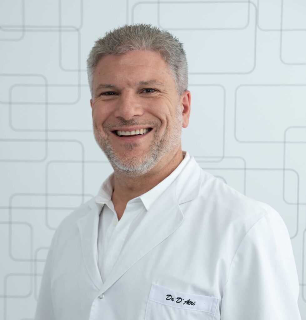 Doctor Ramiro Datri, Enfoque Integral en Restauración Capilar, sonriendo