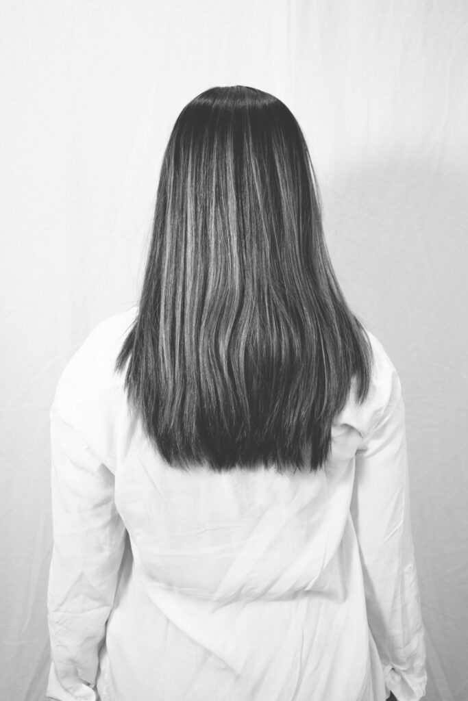 mujer de espaldas con el pelo largo