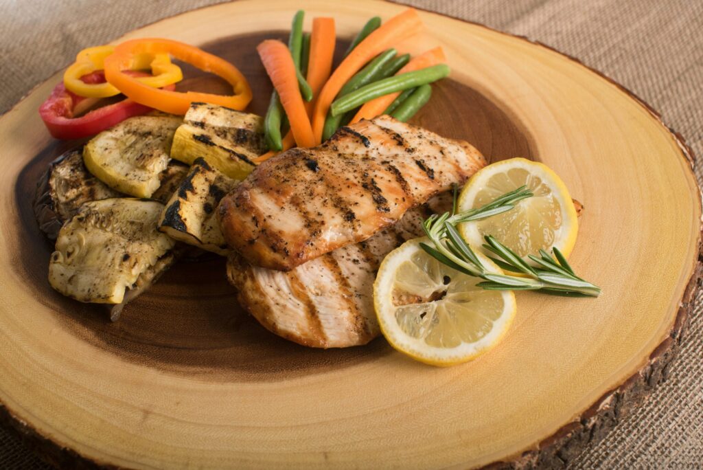 plato de pollo con vegetales